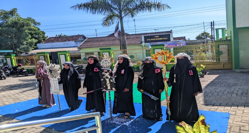 Gaung Kepedulian dan Kreativitas di Day 3 Class Meeting MA Al-Azhar Sale: Fashion Show “Simpati untuk Gaza” Menggugah Empati