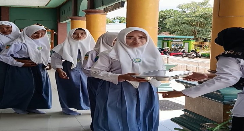 “MA Al-Azhar Sale Terima 71 Paket MBG Perdana dari SPPG Sale–Wonokerto 003 untuk Dukung Pemenuhan Gizi Siswa”