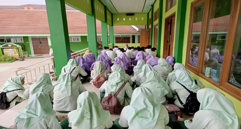Shalat Berjamaah dan Kajian Akhlaq Lil Banin: Siswa MA. Al-Azhar Sale Teguhkan Akhlak Mulia di Masjid Ar-Rohman Sale