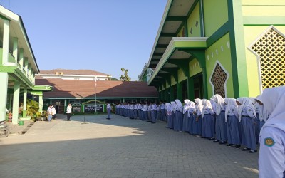 Uswatun Hasanah: Pesan Inspiratif dalam Upacara Senin