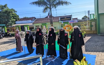 Gaung Kepedulian dan Kreativitas di Day 3 Class Meeting MA Al-Azhar Sale: Fashion Show “Simpati untuk Gaza” Menggugah Empati