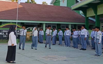 Upacara Senin, Tumbuhkan Semangat Nasionalisme di MA. Al-Azhar Sale